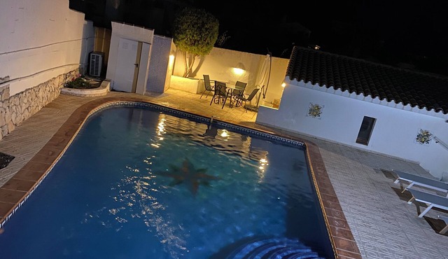 Gorgeous villa with swimming pool on the Costa Blanca, 800m away from the beach.