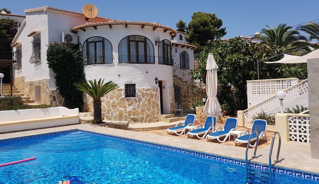 Gorgeous villa with XL pool, 4 terraces and seaview