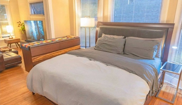 Gorgeous Vintage 1BR Apt | Wifi | Walk Everywhere!