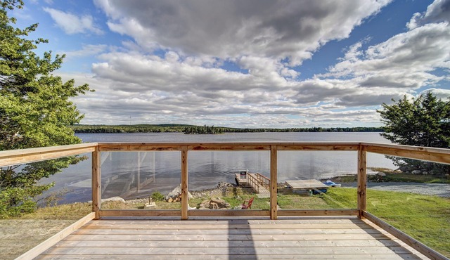 Gorgeous Waterfront Cottage only 45 minutes from Halifax