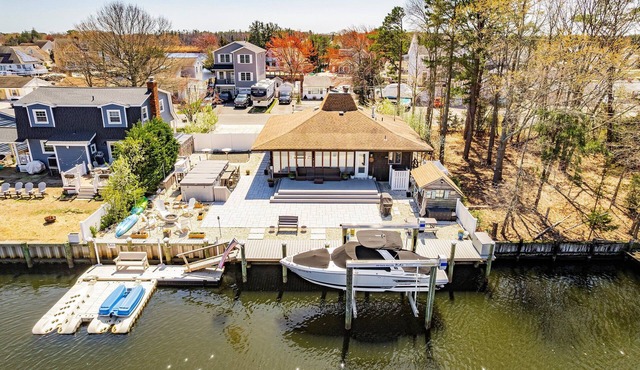 Gorgeous Waterfront 3-bedroom house in charming Berkeley Township