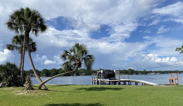 Gorgeous Waterfront, Private Boat Dock, 10 min to beach, large family home.