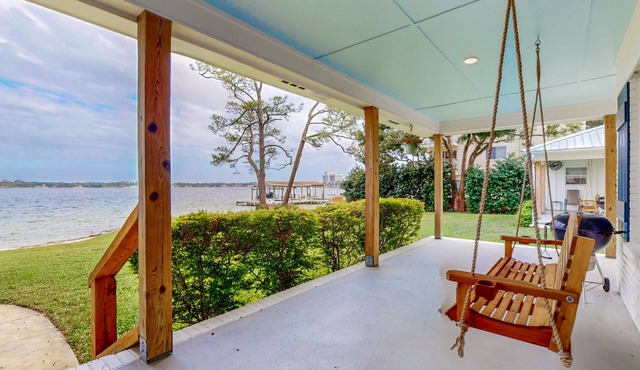 Gorgeous waterfront coastal cottage with dock, Wifi, & private washer/dryer