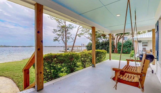 Gorgeous waterfront coastal cottage with dock, Wifi, & private washer&dryer