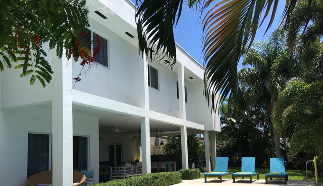 Gorgeous waterfront House, Chic and modern design, private pool and deck