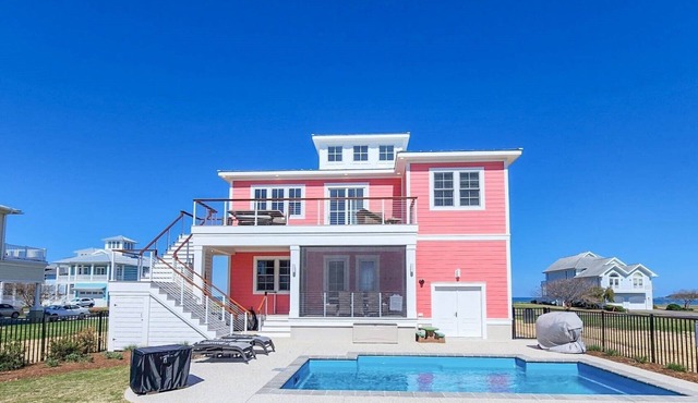 Gorgeous water views, a private swimming pool & easy access to private beach!