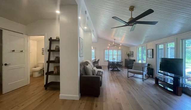 Gorgeous Waterfront Lake House near Sandbanks Beach with Kayaks and Beach Pass.