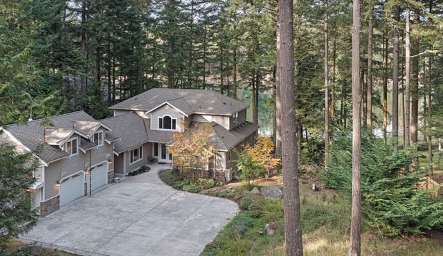 Gorgeous Waterfront Home w/Hot Tub! (RH Manor)