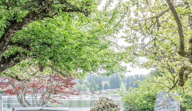 Gorgeous Waterfront home sleeps 6! Outdoor fireplace, HOT TUB & a private yard