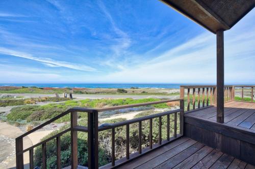 Gorgeous Waterfront home with easy Beach Access