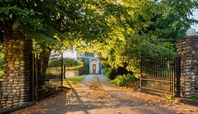 Gorgeous waterfront homes for weddings!