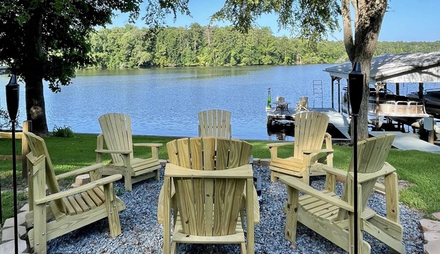 Gorgeous Waterfront Log Home On Lake Sinclair