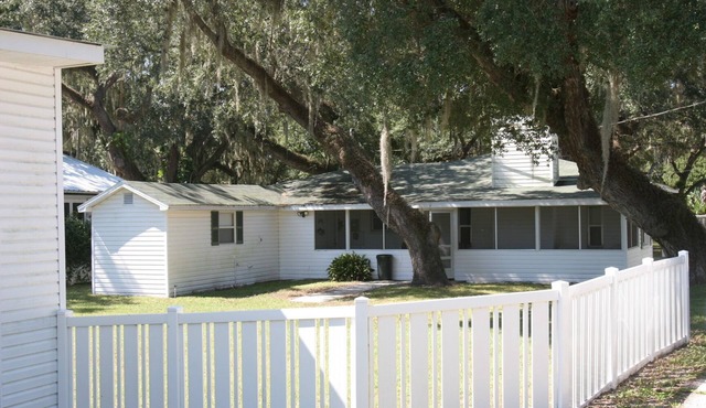 Gorgeous Waterfront 3-bedroom house with AC in charming Lake Wales. With docks