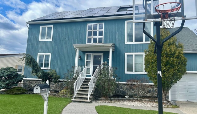 Gorgeous waterfront 5-bedroom lagoon getaway, 7 minutes from Seaside beaches!