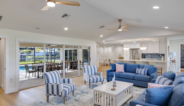 Gorgeous waterfront Villa on cul-de-sac near beach
