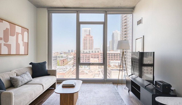 Gorgeous West Loop 1BR w/Deck, Pool & Gym, 3 blocks to L, by Blueground