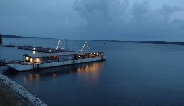 GORGEOUS Wheeler LAKE FRONT CONDO 1800 SQ ft 3bed/2bath sleeps 6-8 Monthly Rent