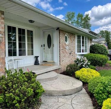 Gorgeous Williamsville Home in Central Location