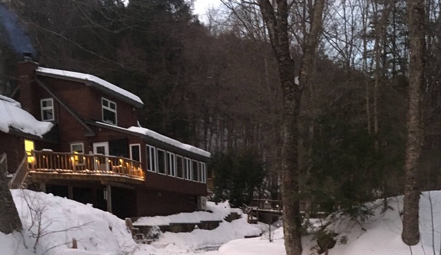Gorgeous Winter Retreat next to Babbling Brook and Ski Resorts - SLEEPS 4-6!!