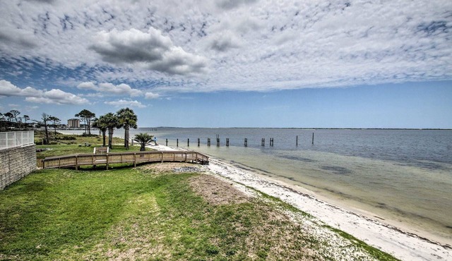 Gorgeous1st Floor 3/2 condo with private beach. 7th night free for weekly rental