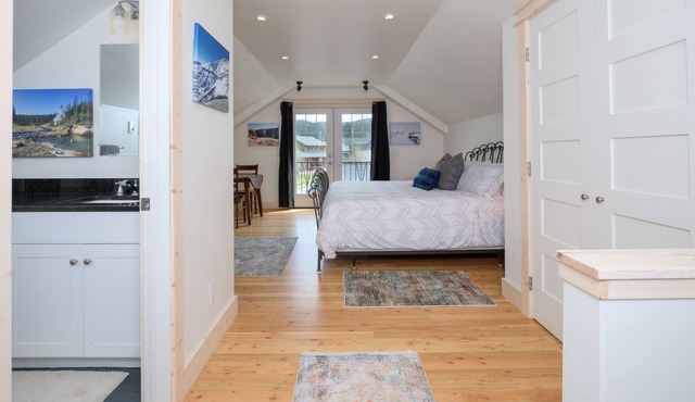 Gorgeously Decorated Quaint Big Sky Studio