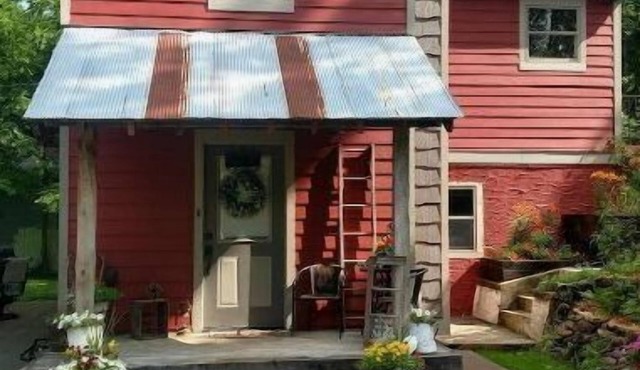 Gorgeously Remodeled Home Close to Downton Hudson