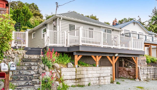 Gorgeously renovated home with Saratoga Passage views - 1 block to the beach