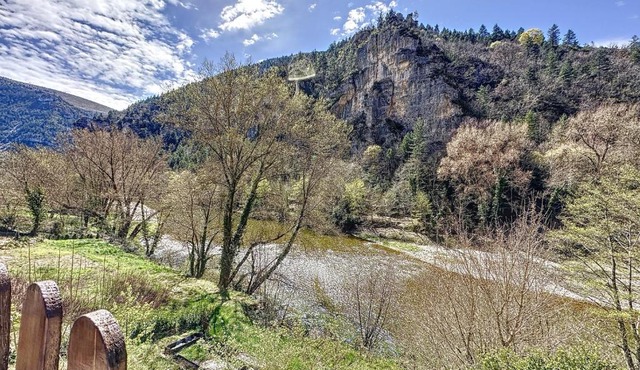 Gorges du Tarn - Maisonnette à flanc de falaise