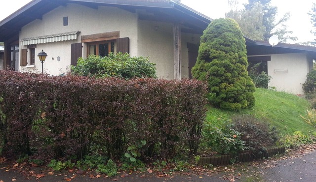 Gorges. Single storey ranch type.