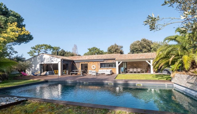 Gorille - Family home with heated pool
