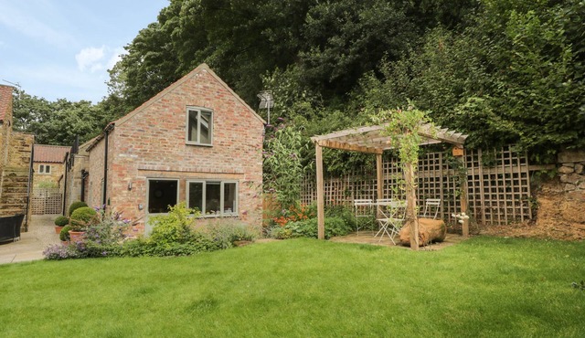 GORMIRE COTTAGE, luxury holiday cottage, with open fire in Thirsk