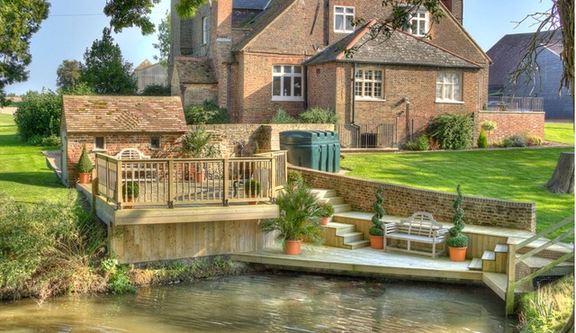 Goss Hall - Historic house with its own lake and widlife haven