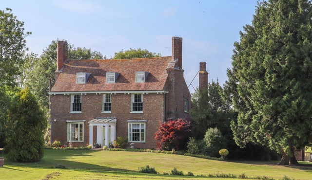 GOSS HALL, pet friendly, character holiday cottage in Sandwich