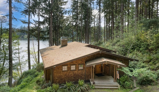 Goss Lake Chalet by AvantStay | Lakefront w/Dock, Fire Pit, Outdoor Dining Area