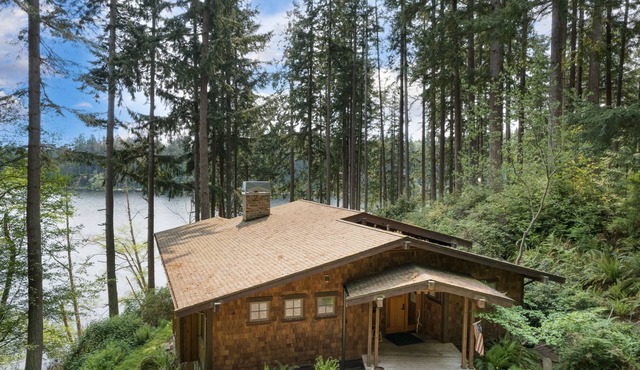 Goss Lake Chalet - Craftsman Lakeside Home