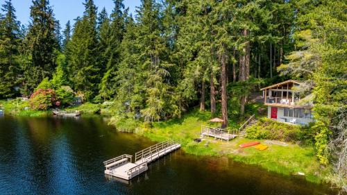 Goss Lake Getaway by AvantStay Lakefront Escape