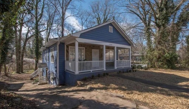 Got My Peaches Out Georgia Manor Near Downtown by Lokal Stays