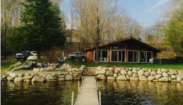 Gotaway Lodge on Lake Ann
