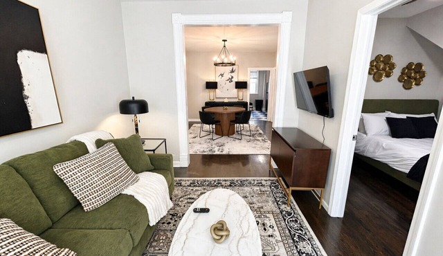 Gothic-meets-mid-century 2BR in Lakeview | Statment Kitchen + Dining for 4