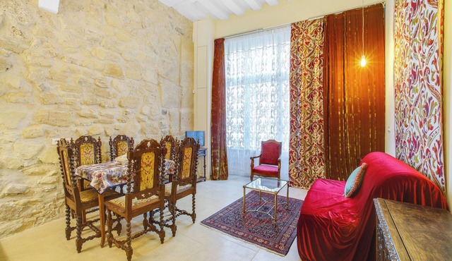 Gothic memories on the path to Notre Dame Cathedral. Number Paris 7510500728636