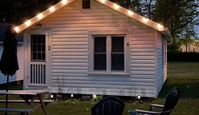 GOTL Charming One Bedroom Lake Erie Cottage