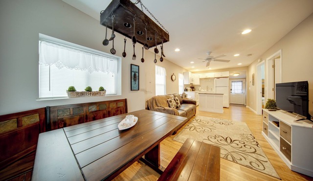 GOTL strip cottage. Walk to the beach.