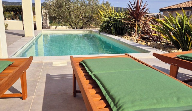Goudargues Villa Hestia, villa with swimming pool 300m from the center, private parking.