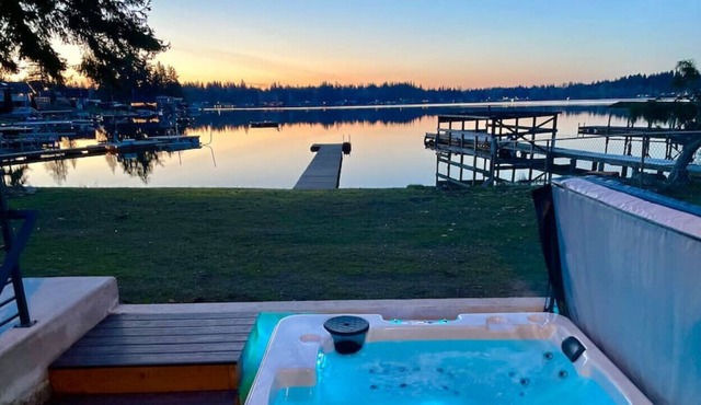 Gough Cottage · *New* Cozy Lakefront Cottage - Hot Tub!