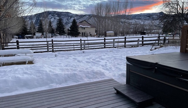 Gourmet Farmhouse views and Comfort in Willits, Co with Hot tub close to skiing