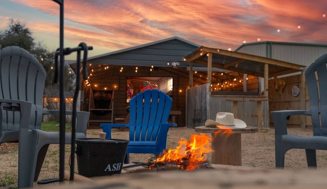 Gourmet Kitchen, Firepit & Game Barn Fun