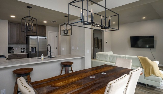 Gourmet Kitchen with Large Dining Table, Quiet Neighborhood, Close to COTA and Airport