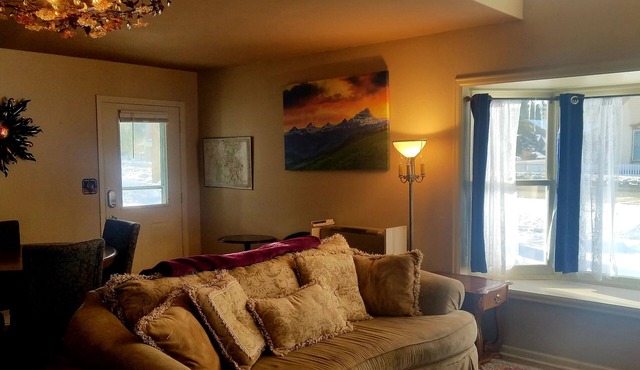 Gowdy Apartment. Fenced yard pet friendly , modern, clean. Gowdy Properties