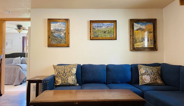 Gowdy Suite 1, King Bed, Hot Tub, Screened Porch, Free wifi.