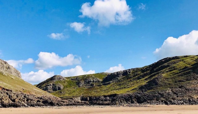 Gower Rhossili sleeps 12. Seaside, holiday home with large garden.